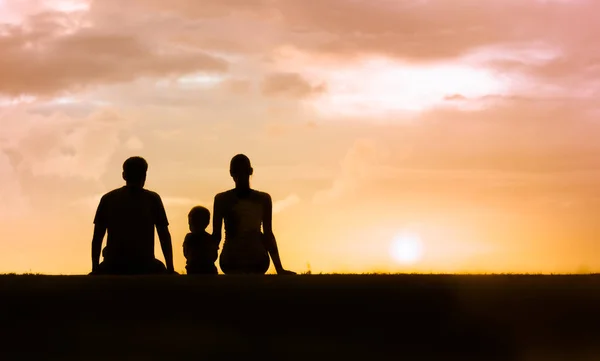 Otec Matka Syn Dívají Krásný Západ Slunce Pláži Rodinný Koncept — Stock fotografie