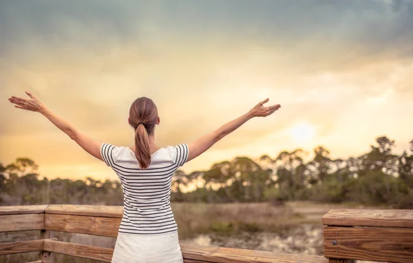 Jonge Vrouw Het Verhogen Van Haar Armen Tegen Zonsondergang Gevoel — Stockfoto