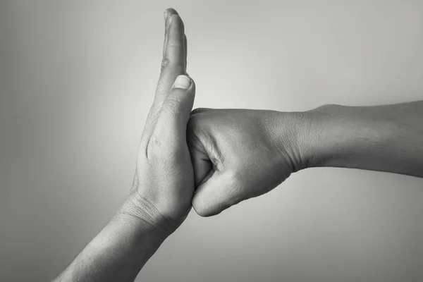 Ręka Zapobiega Zatrzymaniu Uderzenia Innej Ręki — Zdjęcie stockowe