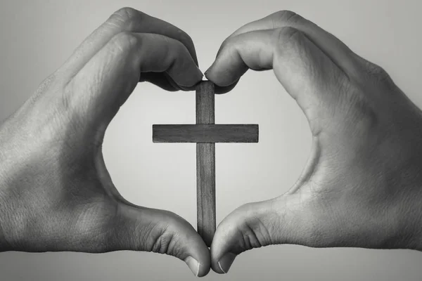 Concept Amour Religieux Main Tenant Croix Bois Forme Coeur Main — Photo