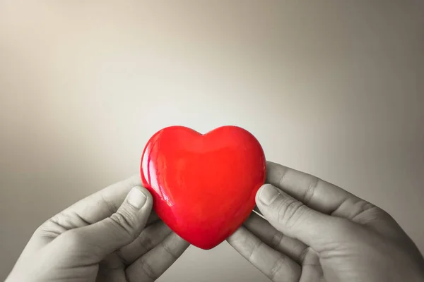 Las Manos Del Hombre Sosteniendo Corazón Rojo — Foto de Stock