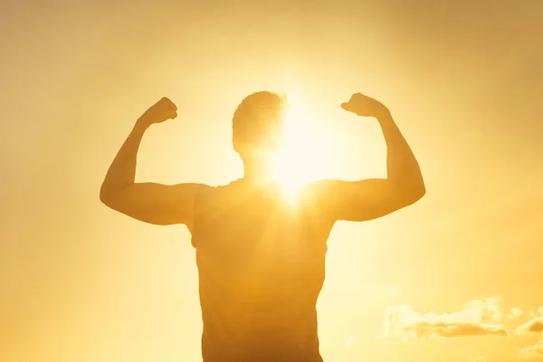 Jovem Forte Flexionando Braços Para Céu Pôr Sol — Fotografia de Stock