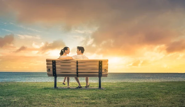 Šťastný Pár Lásce Sedí Lavičce Při Západu Slunce — Stock fotografie