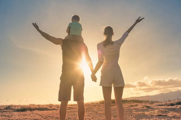 Família Feliz Desfrutando Belo Pôr Sol Juntos — Fotografia de Stock