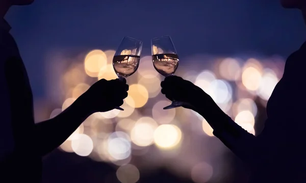 Ζευγάρι Πίνει Ένα Ποτήρι Κρασί Ημερομηνία Έννοια Νύχτα — Φωτογραφία Αρχείου