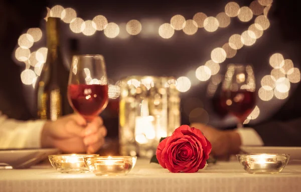 Romantisches Abendessen bei Kerzenschein. — Stockfoto