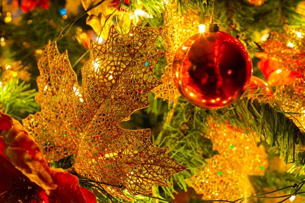 Nahaufnahme Von Dekorationen Weihnachtsbaum — Stockfoto