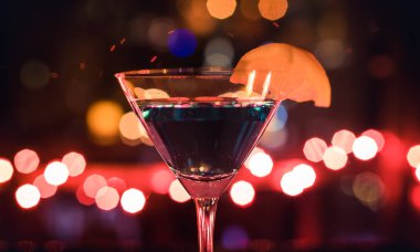 Geceleri martini bardağını kapatıyoruz ve arka planda renkli Bokeh ışıkları var.. 