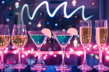 Alkollü içecekleri kapatın. Renkli parti arkaplanı. 