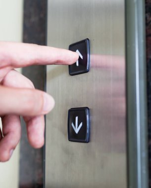 Asansör düğmesine basılı tutun..