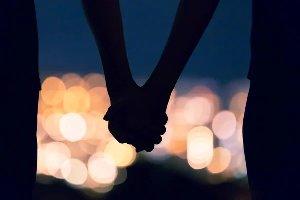 Paar Hält Händchen Gegen Nachtbeleuchtung Der Stadt — Stockfoto