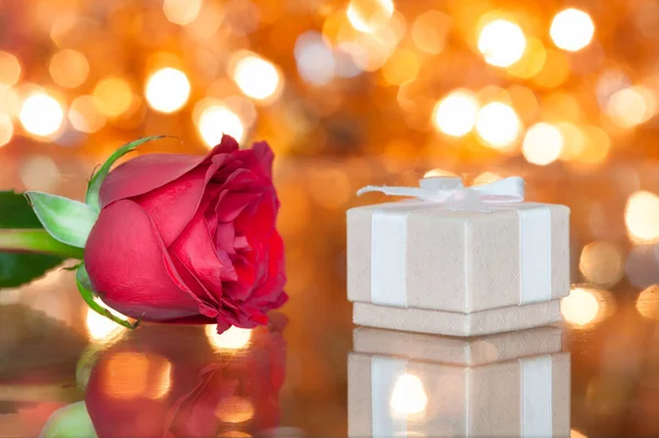 玫瑰旁边包装整齐的礼物 情人节与爱情的概念 — 图库照片