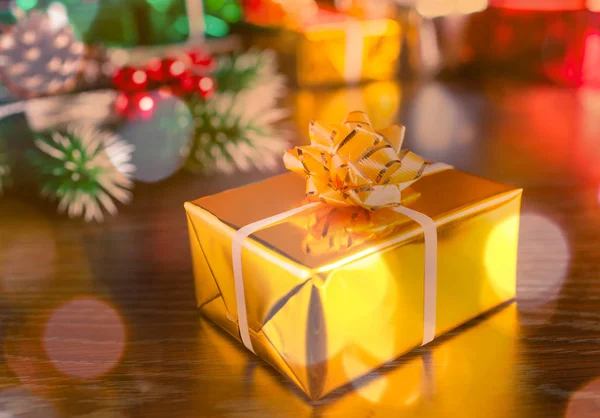 Belamente Embrulhado Presente Natal Com Fita Bokeh Luzes — Fotografia de Stock