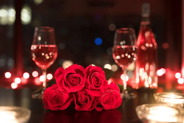 红玫瑰花束在一个浪漫的约会之夜 — 图库照片