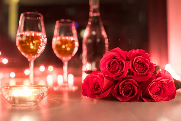 Rosas Rojas Ambiente Romántico Para Cenar —  Fotos de Stock