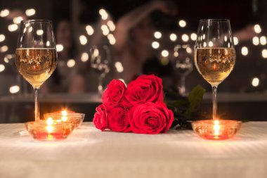 Mum ışığında romantik bir akşam yemeği. Güzel yemek restoranı.. 