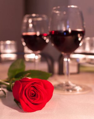 Romantik ortamda gül ve şarap. Romantizm kavramı. 