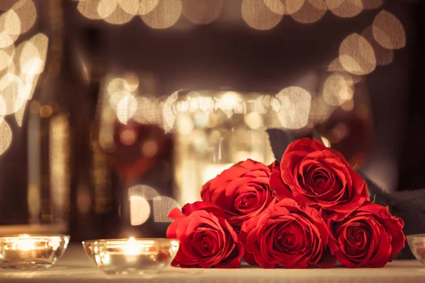 Buquê Rosas Vermelhas Ambiente Restaurante Romântico — Fotografia de Stock