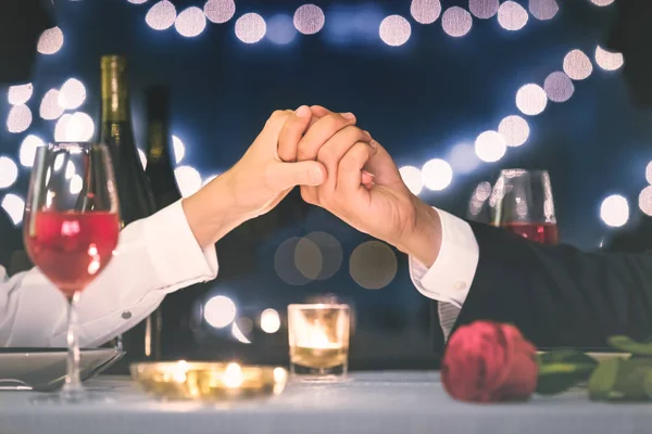 Pár Drží Ruce Mají Romantickou Večeři Datum Noci — Stock fotografie