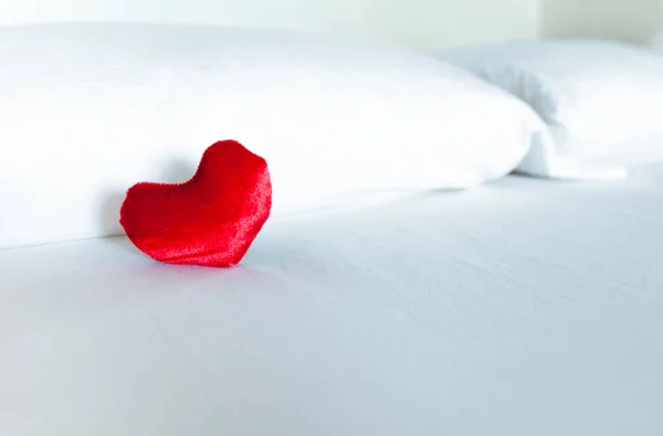 Rotes Herz Bett — Stockfoto