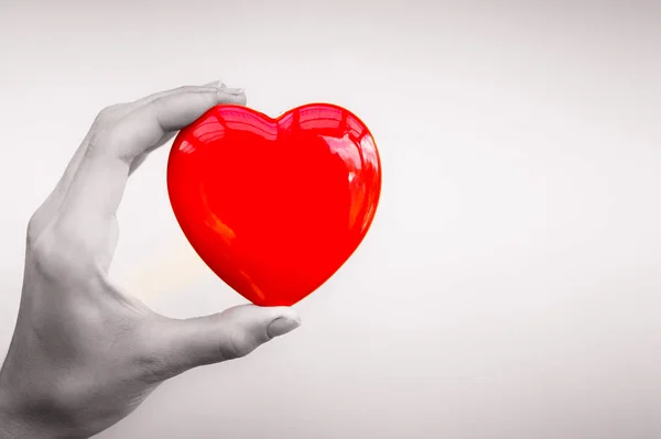 Mano Sosteniendo Corazón Rojo Salud Concepto Amor Día San Valentín — Foto de Stock