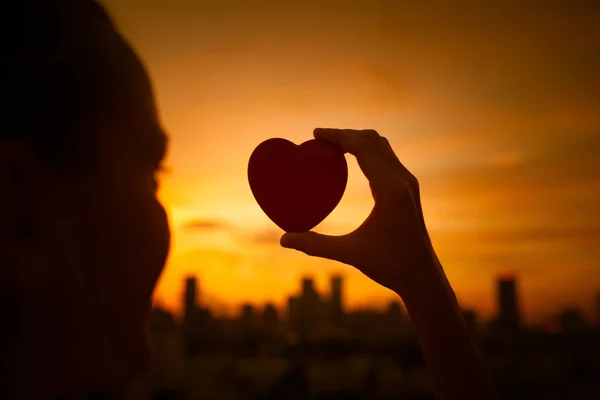 Woman Holding Heart City Background — 스톡 사진