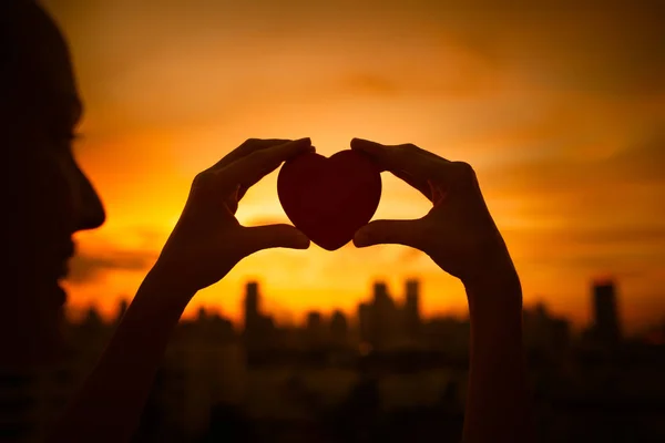 Mani Che Tengono Cuore Città Tramonto — Foto Stock