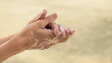 Kadın ellerini yıkıyor. Sağlık hizmeti kavramı.