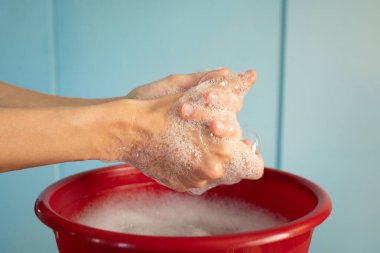 El yıkayan kişiye yakın çekim izole edilmiş. Temizlik ve vücut bakımı kavramı.  