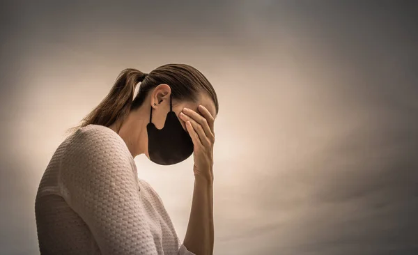 Stressad Kvinna Bär Skyddande Ansiktsmask Coronavirus Rädsla Och Psykisk Hälsa — Stockfoto