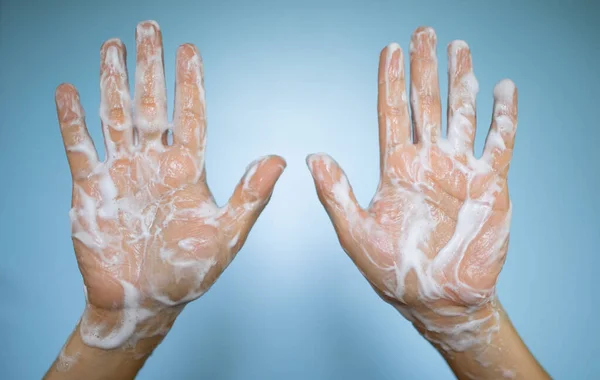 Closeup Mãos Sujas Sendo Lavadas Com Água Sabão Cuidados Com Fotos De Bancos De Imagens