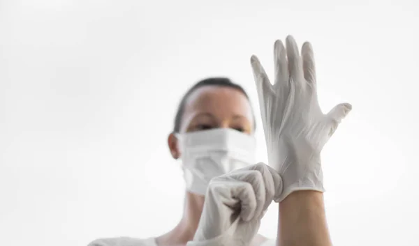 Perawat Wanita Mengenakan Masker Wajah Dan Sarung Tangan Menjaga Aman Stok Gambar Bebas Royalti
