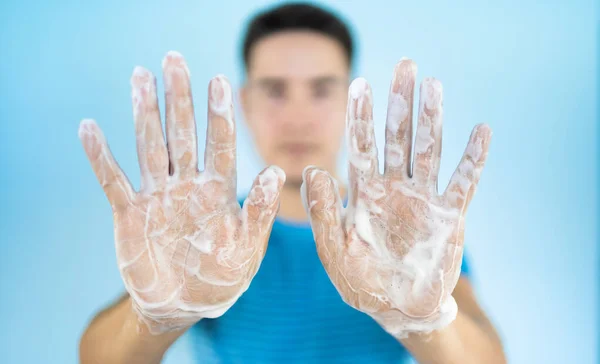 Sabunlu Elleri Olan Genç Bir Adam Ellerini Yıka Temizle Stok Fotoğraf