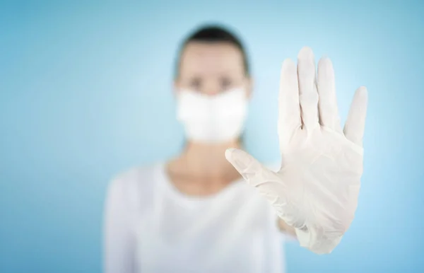 Koruyucu Yüz Maskesi Eldiven Takan Genç Bir Kadın Coronavirus Güvenlik - Stok İmaj