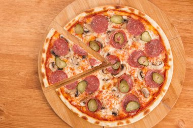 Pizza için ahşap arka plan üstünde yemek listesi