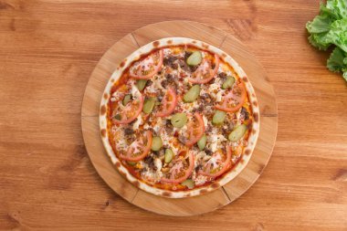 Pizzacı menü. Pizza bir ahşap tahta üzerinde