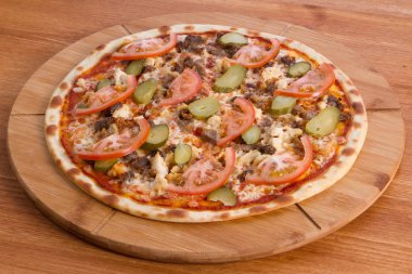 Pizzacı menü. Pizza bir ahşap tahta üzerinde