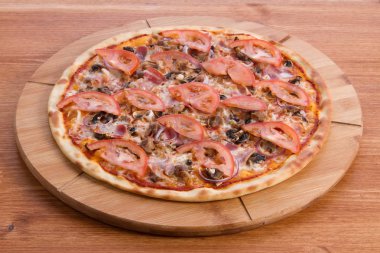 Pizzacı menü. Pizza bir ahşap tahta üzerinde