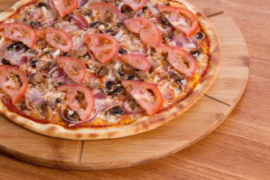 Pizzacı menü. Pizza bir ahşap tahta üzerinde