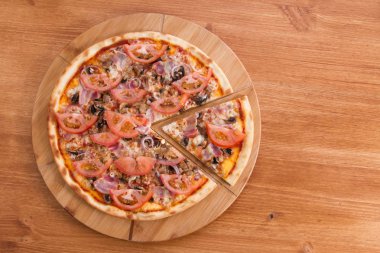 Pizzacı menü. Pizza bir ahşap tahta üzerinde