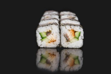 Japon yemek menüsü. yılan balığı rulo