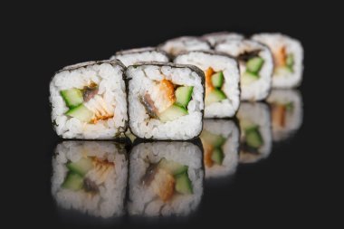 Japon yemek menüsü. yılan balığı rulo