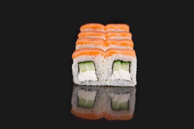 Suşi bar menüsü. Philadelphia ile Somon roll