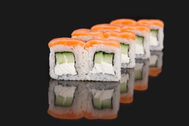 Suşi bar menüsü. Philadelphia ile Somon roll