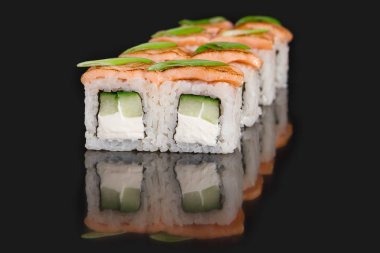 Suşi bar menüsü. Philadelphia ızgara rulo