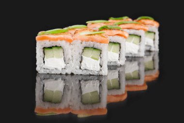 Suşi bar menüsü. Philadelphia ızgara rulo