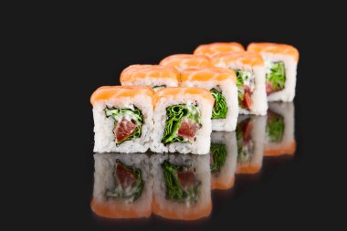 Suşi bar menüsü. Alaska rulo