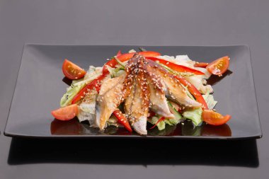 Unagi Sarada salata menüsü