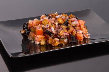 salata menüsü. Sotelenmiş patlıcan