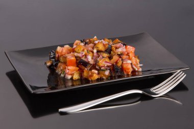 salata menüsü. Sotelenmiş patlıcan